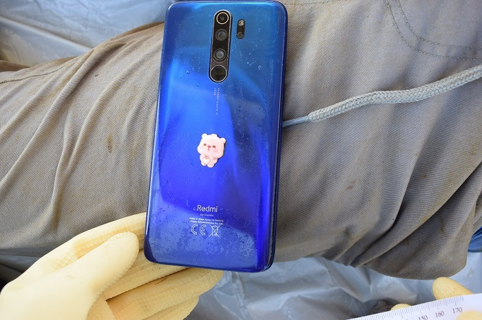 Chiếc điện thoại được tìm thấy trong túi quần của nạn nhân. (Ảnh: C.A)