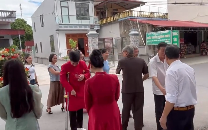 Gặp cô dâu, chú rể không kìm nổi xúc động. (Ảnh cắt từ clip)