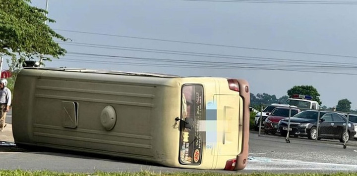 Ô tô khách lật nghiêng sau tai nạn, 18 hành khách bị thương.