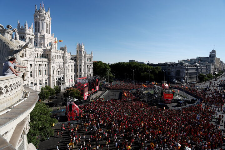 Hàng vạn người tụ tập tại quảng trường Plaza Cibeles (Madrid), nơi diễn ra gala chào mừng đội tuyển Tây Ban Nha trở về.
