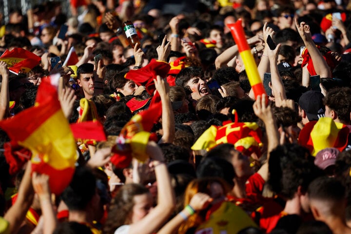 Họ mặc chiếc áo của đội tuyển Tây Ban Nha, mang theo cờ, băng rôn mừng đội vô địch.