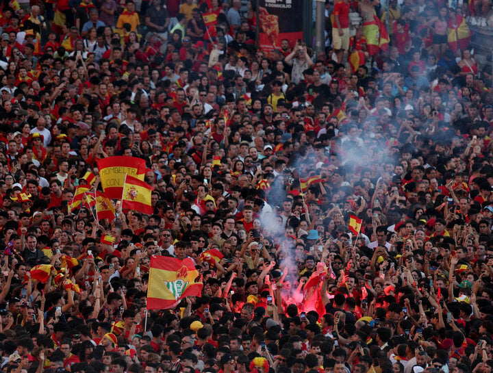 Cổ động viên đốt pháo sáng ngay khi đội tuyển Tây Ban Nha xuất hiện.