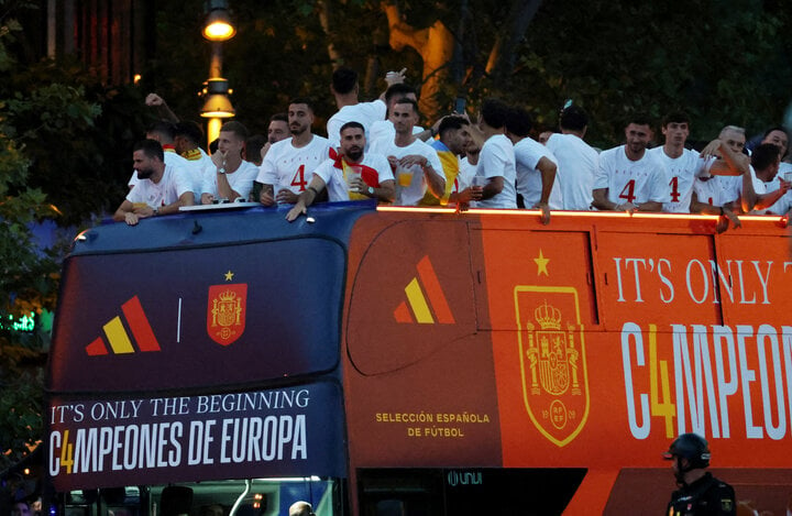 Các cầu thủ mặc áo trắng, in số 4 - ám chỉ 4 chức vô địch EURO - trước ngực.