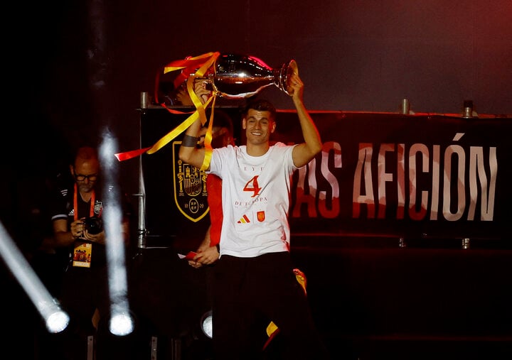 Đội trưởng Alvaro Morata nâng cao chiếc cúp vô địch EURO trước sự chứng kiến của người dân Tây Ban Nha.