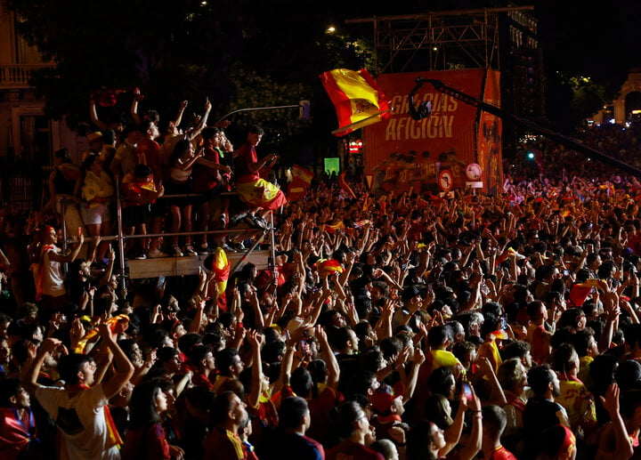 Người dân Madrid có một đêm không ngủ cùng các tuyển thủ Tây Ban Nha.