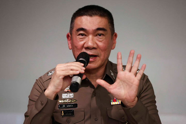Ủy viên cảnh sát Bangkok, Trung tướng Thiti Saengsawang tại buổi họp báo. (Ảnh: Reuters)