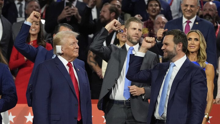 Ông Trump xuất hiện tại Đại hội Toàn quốc đảng Cộng hòa tối 15/7 cùng ứng viên Phó tổng thống JD Vance. (Ảnh: AP)