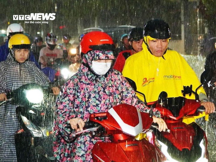 Thời tiết TP.HCM hôm nay 15/7, tiếp tục có mưa dông về chiều tối, trong cơn mưa cần đề phòng lốc sét và gió giật mạnh.