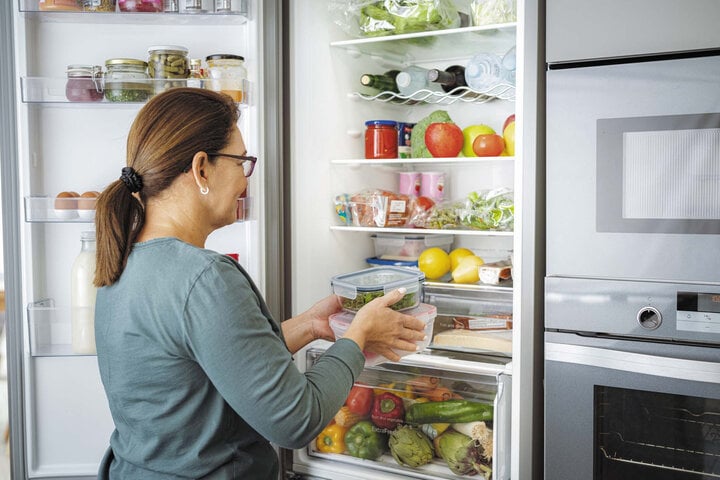 Bảo quản thức ăn thừa trong tủ lạnh là cách phổ biến nhất để duy trì độ tươi ngon và an toàn của thực phẩm. (Ảnh: Harvard Health)
