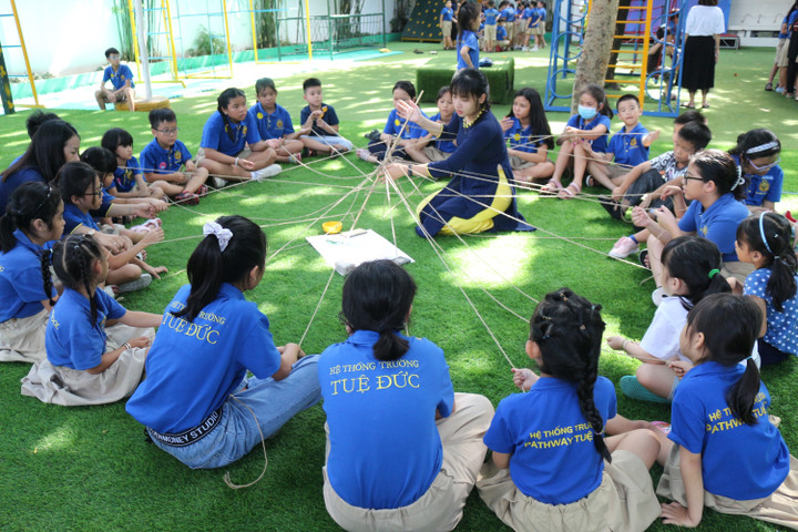 Một ngày tựu trường thật khác biệt tại Ngôi trường hạnh phúc: Học sinh làm quen với trường và bạn mới qua hoạt động tập thể.