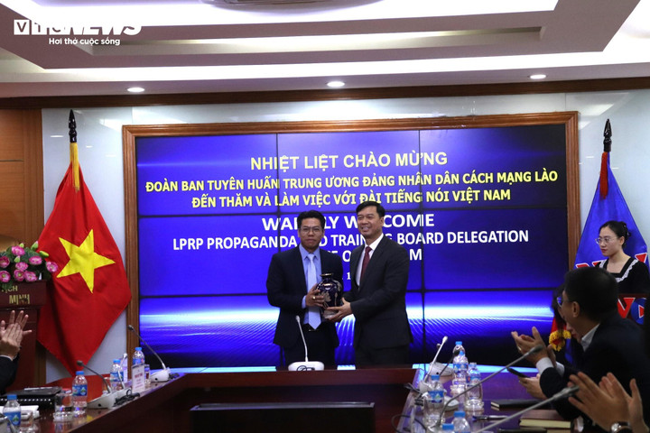 Phó Tổng giám đốc Đài Tiếng nói Việt Nam tặng quà kỷ niệm Phó trưởng Ban Tuyên huấn Trung ương Đảng Nhân dân Cách mạng Lào.