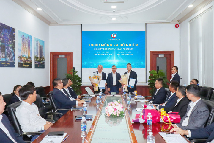 Ông Nguyễn Hữu Huy (bìa trái) và ông Võ Văn Hoàng (bìa phải) sẽ đảm nhiệm các vị trí Chủ tịch và Tổng Giám đốc công ty Vạn Xuân Property.