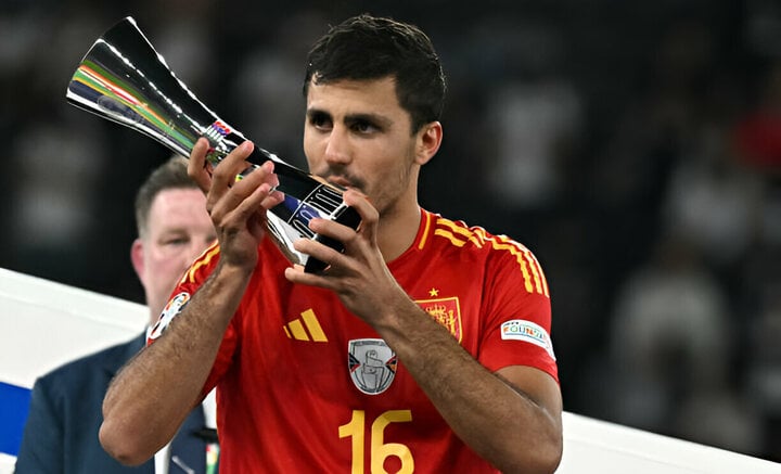 Rodri nhận danh hiệu cầu thủ xuất sắc nhất EURO 2024.