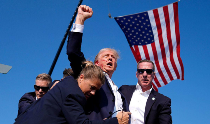 Ông Trump giơ nắm đấm thể hiện tinh thần mạnh mẽ trước người ủng hộ sau khi bị bắn ở Butler, bang Pennsylvania, ngày 13/7. (Ảnh: Reuters)