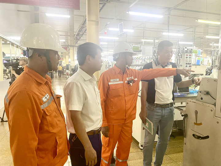 Tuyên truyền tiết kiệm điện và sử dụng điện an toàn đến các doanh nghiệp trên địa bàn tỉnh Hòa Bình.