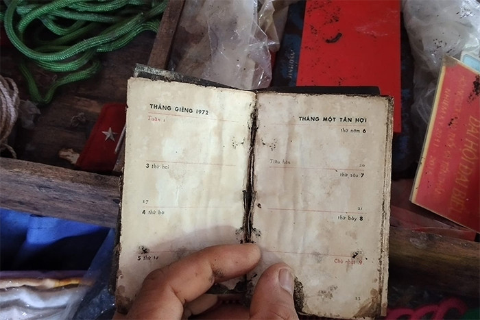 Cuốn sổ in lịch ghi dấu năm 1972.