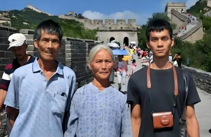 Thượng Quân và bố mẹ. (Ảnh: SCMP)