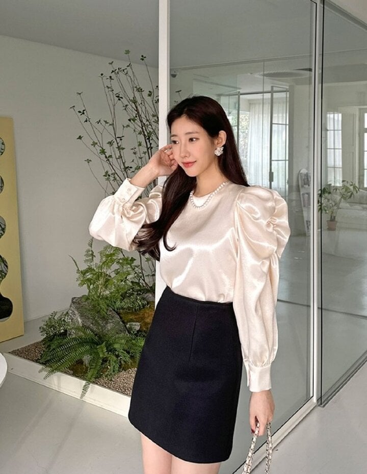 Áo blouse tay phồng giúp các quý cô có vẻ đẹp tiểu thư, sang chảnh.