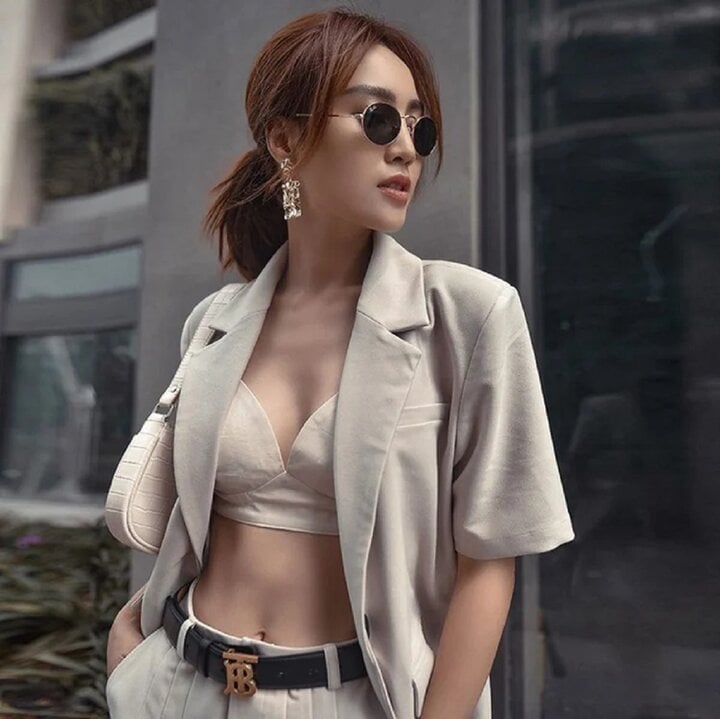 Áo blazer ngắn tay được nhiều quý cô công sở yêu thích trong mùa hè.