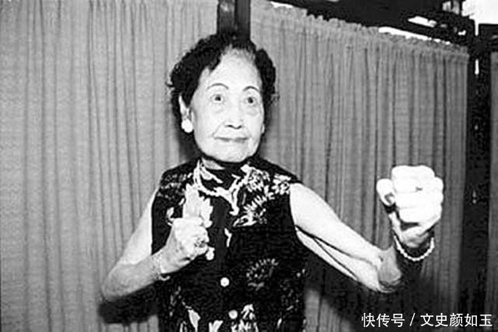 Tiền Tự Oanh - bà nội Hồng Kim Bảo là diễn viên võ thuật nổi tiếng.