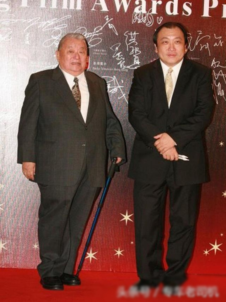 Hai cha con đạo diễn Vương Thiên Lâm - Vương Tinh mang ơn gia tộc họ Hồng.