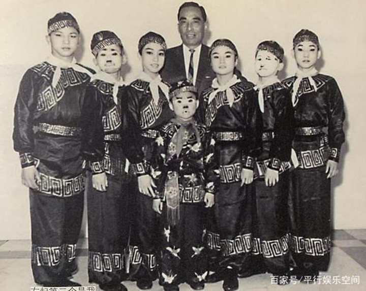 Nhóm Thất Tiểu Phúc và sư phụ Vu Chiêm Nguyên.