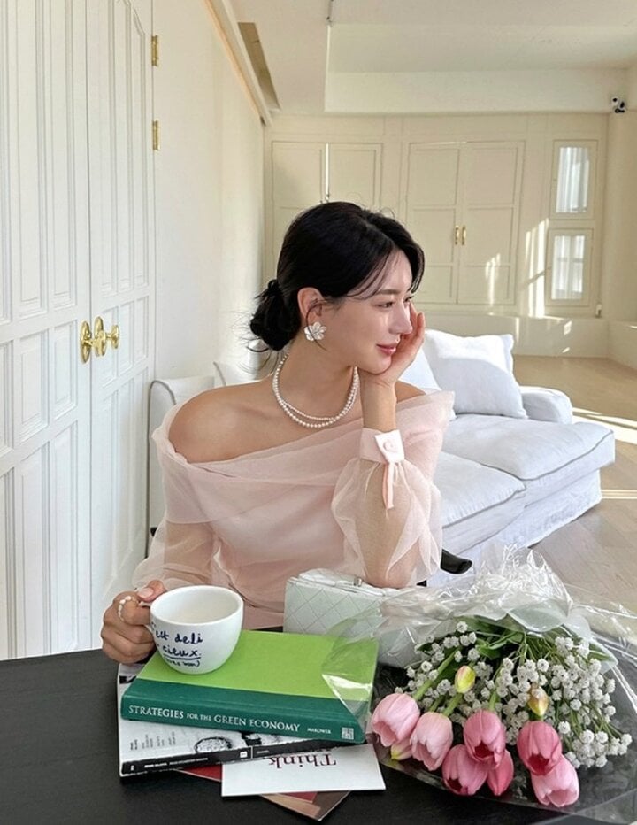 Áo blouse trễ vai đem lại vẻ đẹp hút hồn cho các quý cô.