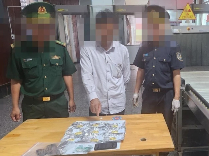 Lực lượng chức năng phát hiện người đàn ông mang theo 9 miếng vàng để vận chuyển trái phép vào Việt Nam. (Ảnh: Chi cục Hải quan Cửa khẩu Quốc tế Lao Bảo)
