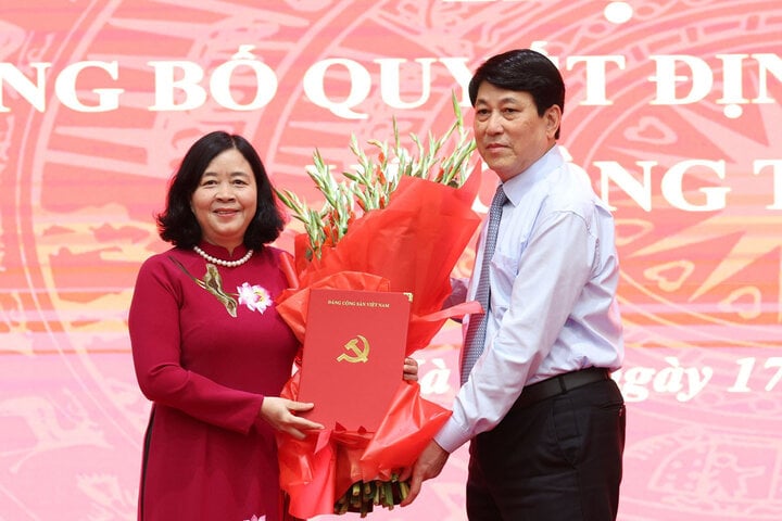 Ủy viên Bộ Chính trị, Thường trực Ban Bí thư Lương Cường trao quyết định của Bộ Chính trị cho bà Bùi Thị Minh Hoài. (Ảnh: Viết Thành)