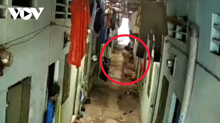 Tên biến thái đi vào trong dãy trọ (ảnh cắt từ video chia sẻ mạng xã hội).