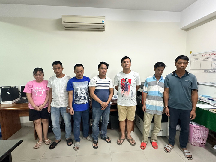 Phạm Thị Diệu Hiền cùng các đối tượng tham gia cá độ bóng đá. (Ảnh: C.A)