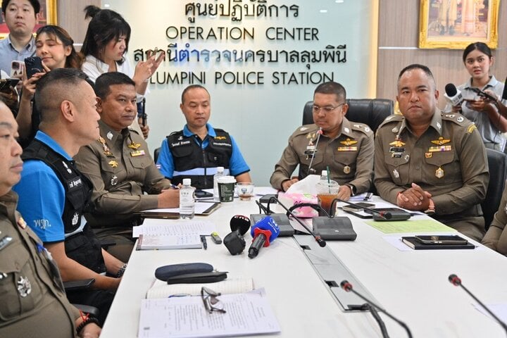 Đại diện sở cảnh sát Bangkok trong họp báo ngày 17/7 về vụ việc. (Ảnh: Maticho)