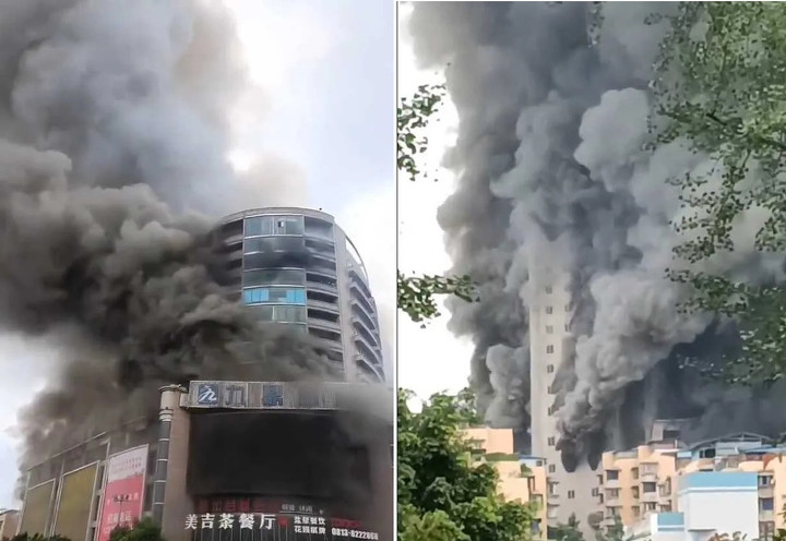 Đám cháy bốc lên từ trung tâm thương ở thành phố Tự Cống nhìn từ một tòa nhà khác trong khu vực. (Ảnh: CTWANT)