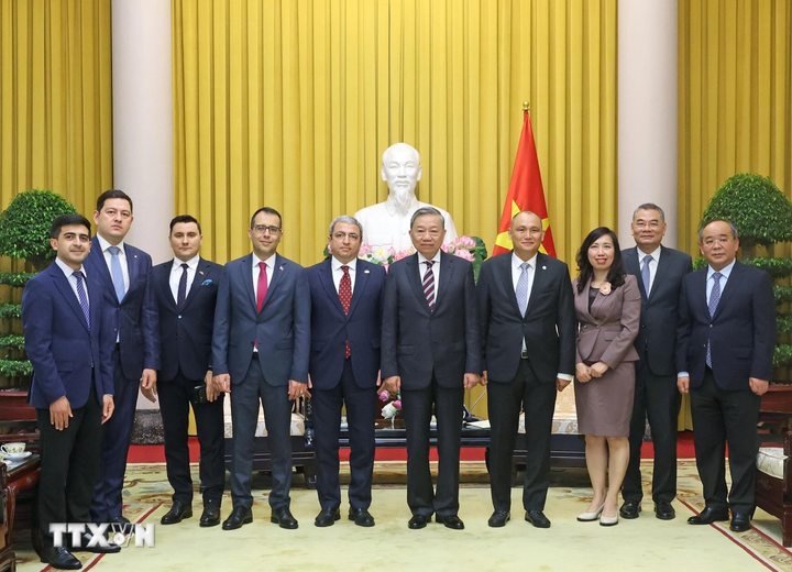 Chủ tịch nước Tô Lâm chụp ảnh chung với Đại sứ các nước thuộc Tổ chức các quốc gia Turkic và đại biểu. (Ảnh: Nhan Sáng/TTXVN)