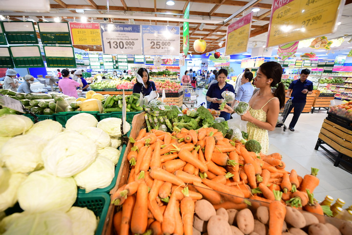 Co.opmart, Co.opXtra đảm bảo giữ giá hàng hóa. (Ảnh: Quang Định)