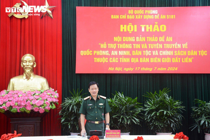 Trung tướng Nguyễn Văn Đức chủ trì, điều hành hội thảo.