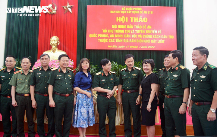 Các đại biểu trao đổi, thảo luận trong giờ giải lao.