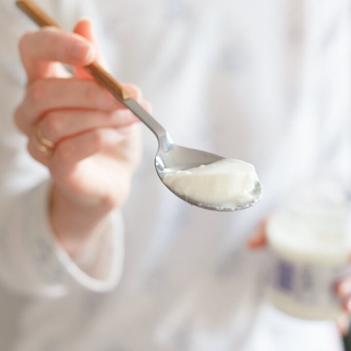 Sữa chua là nguồn cung cấp protein dồi dào, giúp tạo cảm giác no lâu và kiểm soát lượng calo nạp vào cơ thể. (Ảnh: She Finds)