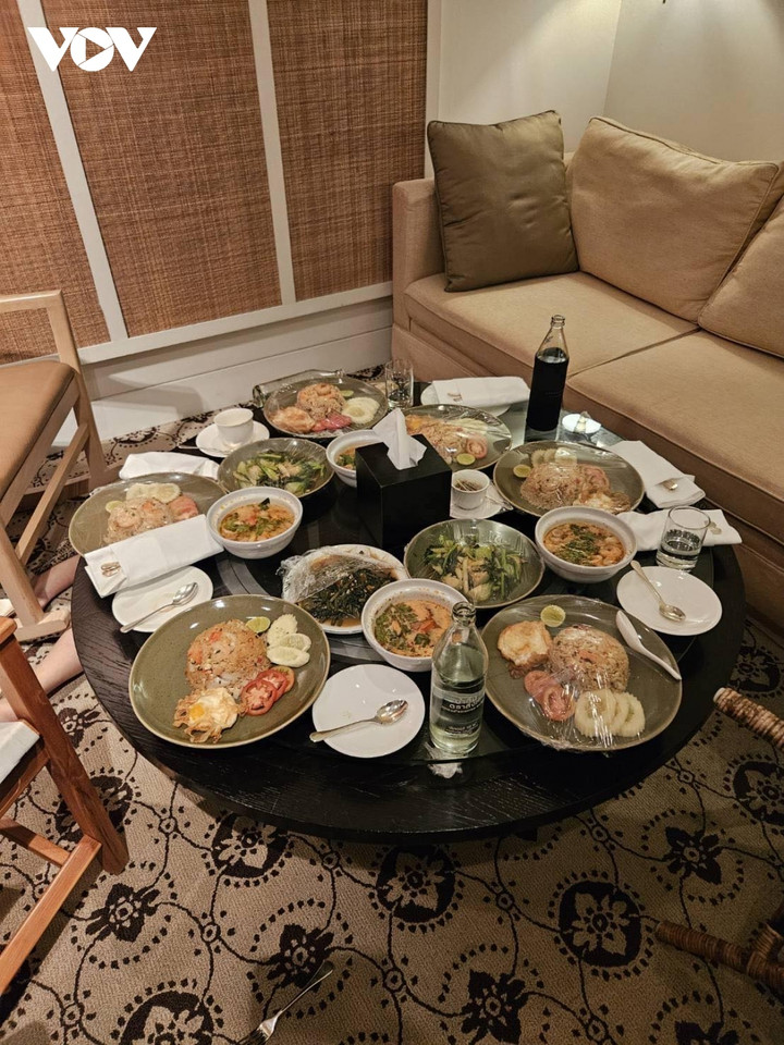 Một thi thể nằm cạnh mâm cơm trong phòng khách sạn. Vụ việc xảy ra tại khách sạn 5 sao Grand Hyatt Erawan ngay tại trung tâm Bangkok.