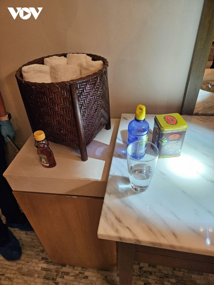 Các loại nước và trà cũng đã được nạn nhân sử dụng. Điều tra ban đầu cho thấy nguyên nhân tử vong có liên quan đến ngộ độc xyanua.