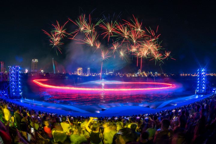 Màn trình diễn pháo hoa ở Symphony of River tạo dấu ấn riêng cho bờ Tây sông Hàn mỗi đêm.