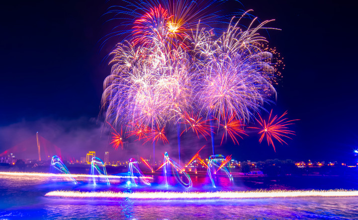 Âm thanh, ánh sáng, pháo hoa cùng hòa quyện, tạo nên một show diễn ấn tượng tại Da Nang Downtown.