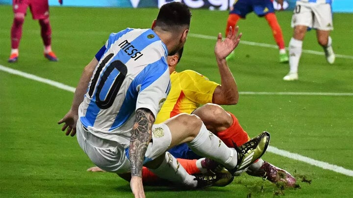 Messi va chạm với cầu thủ Colombia.