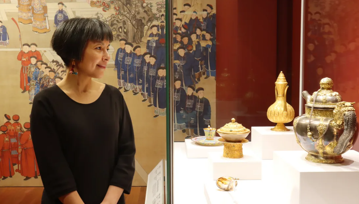 Chiếc ấm trà từng dùng phục vụ trà sữa cho hoàng đế Càn Long, trưng bày tại Bảo tàng Cung điện Hong Kong. (Ảnh: CNN)