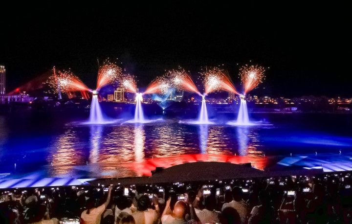 Dàn vận động viên Flyboards hóa “iron man” với những “đôi cánh” pháo hoa rực rỡ.