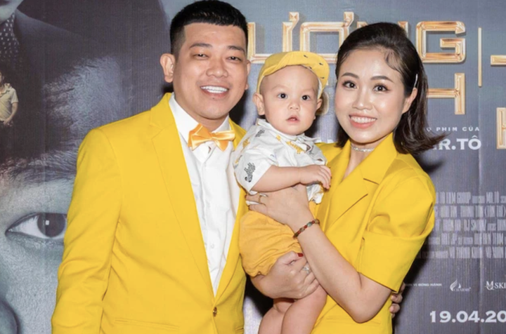 Vợ chồng nam diễn viên Tân Trề và con trai.