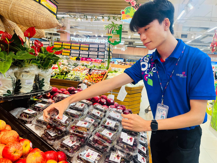 Trái cây ngoại như cherry, táo... trong chương trình khuyến mãi.