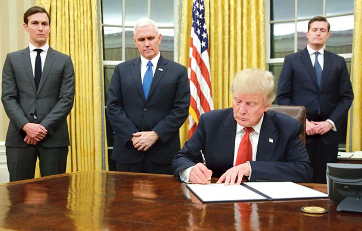 Ông Trump trong những ngày đầu tiên trên cương vị Tổng thống Mỹ. (Ảnh: Reuters)