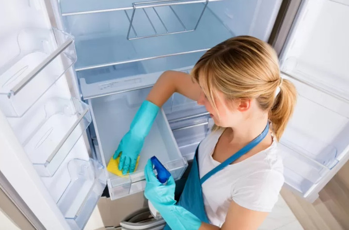 Vệ sinh tủ lạnh định kỳ (Ảnh: Getty)