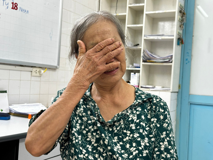 Bà Xuyên bật khóc khi suy nghĩ đến tương lai nếu mình mất đi các con sẽ sống ra sao.